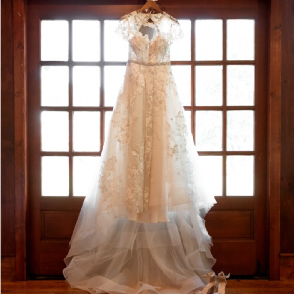🌟 Beautiful Wedding Dress for Sale - Worn Once! 🌟